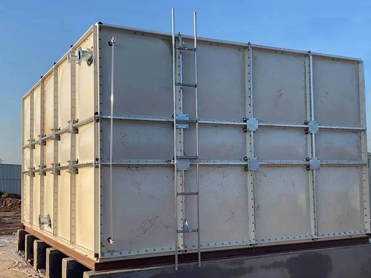 What are the advantages and disadvantages of fibreglass tanks?